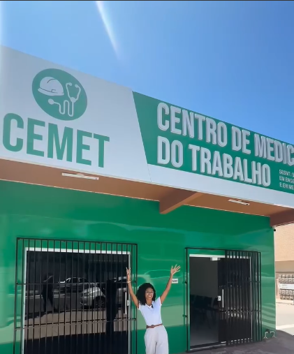 Fachada verde da CEMET, com o letreiro institucional e a entrada da unidade.